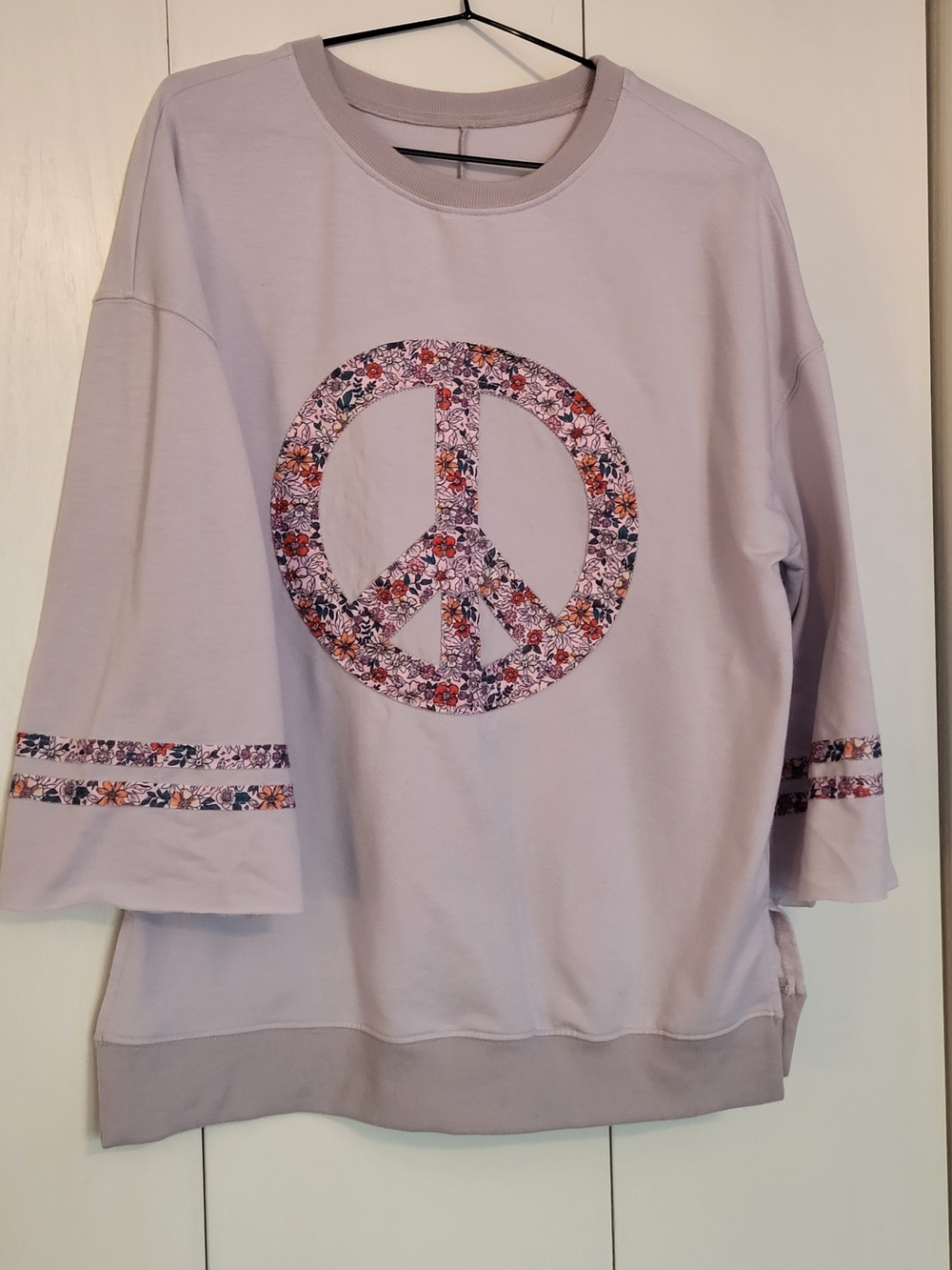 Lavender Floral Peace Sign Jersey Top - Sz Med Women
